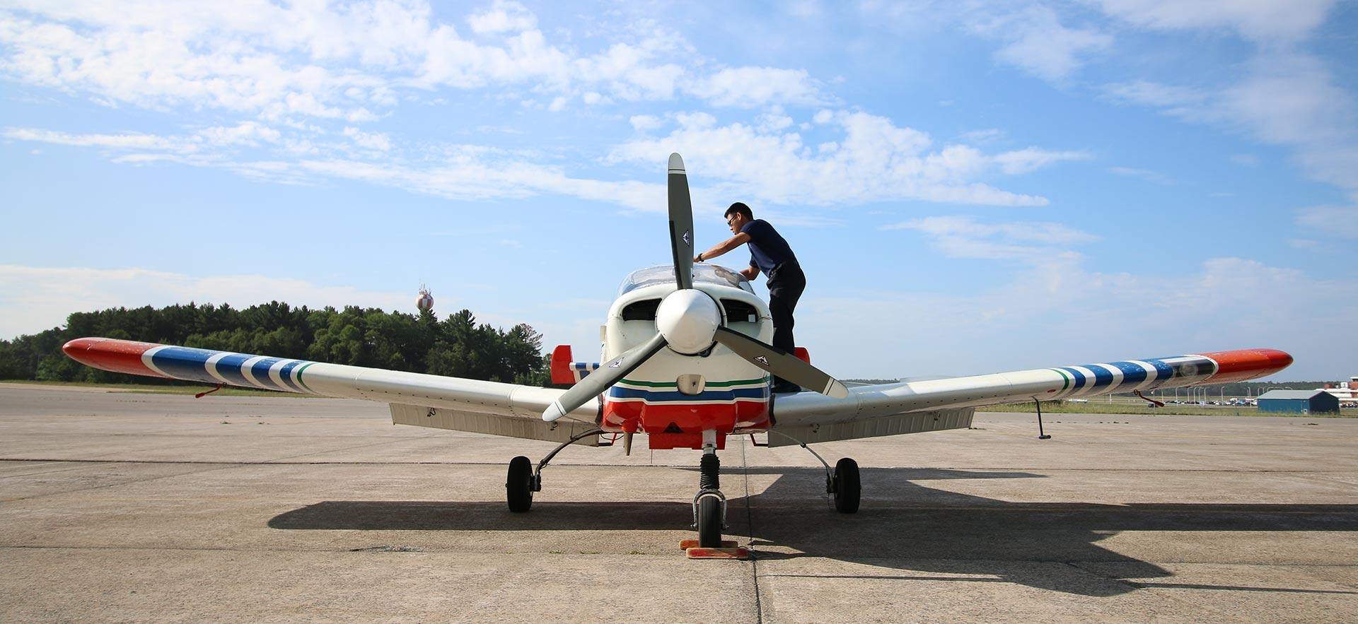 Student preparing ӣƵ aircraft on runway for flight 